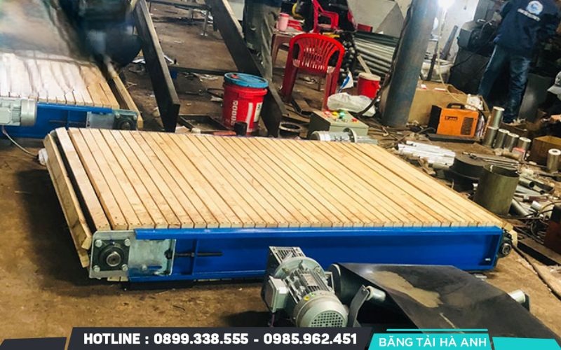 Băng tải gỗ sử dụng cho công việc vận chuyển các loại hàng hoá như bao, vật liệu thô to. . . .