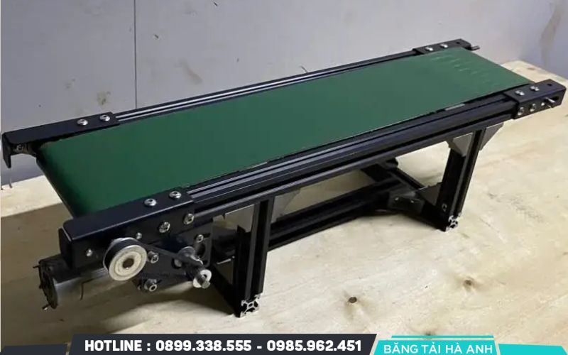 Băng tải mini có thiết kế nhỏ gọn, cấu trúc đơn giản 
