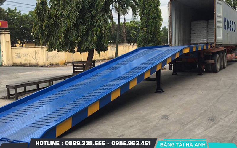 Cầu dẫn xe nâng lên container