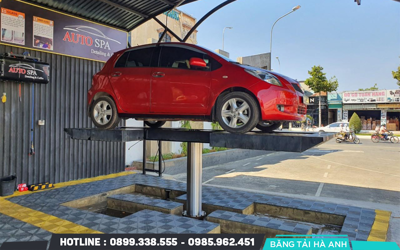 Cầu nâng 1 trụ thường xuất hiện trong các tiệm rửa xe ô tô chuyên nghiệp