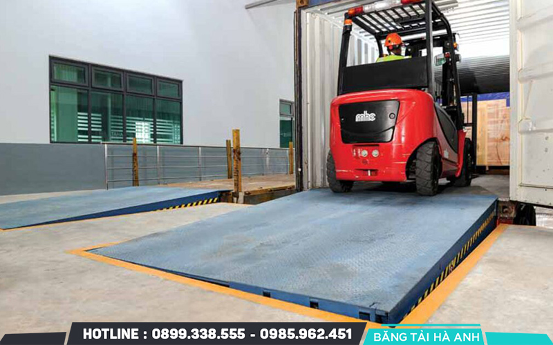 Việc sử dụng bàn nâng giúp xe nâng hạn chế làm việc quá tải hoặc phải vận hành ở các vị trí khó