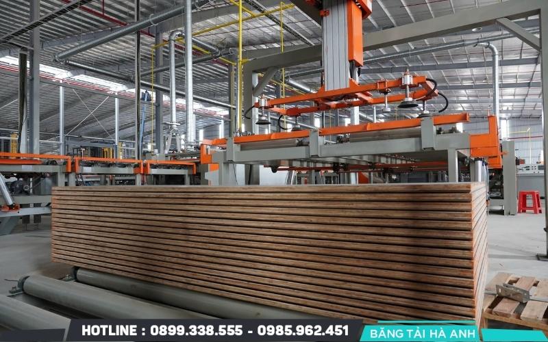 Dây chuyền sản xuất ván ép là hệ thống máy móc và thiết bị được thiết kế nhằm tạo ra các tấm ván ép từ gỗ tự nhiên