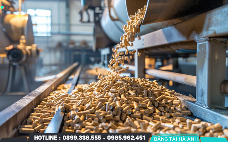 Dưới áp suất và nhiệt độ cao, mùn cưa được nén chặt thành viên hình trụ, đường kính 6–10mm