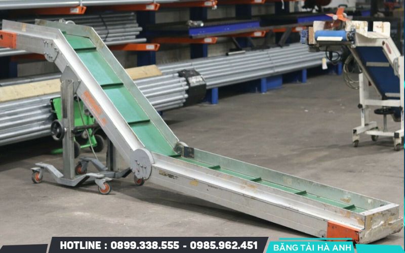 Băng tải nghiêng chữ Z có khả năng vận chuyển vật liệu theo phương thẳng đứng