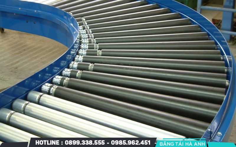 Băng tải con lăn inox là một loại hệ thống băng tải sử dụng các con lăn làm từ vật liệu inox