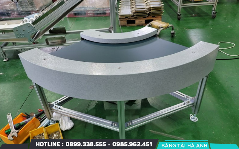 Băng tải cong 90 độ được thiết kế với các bộ phận liên kết chặt chẽ