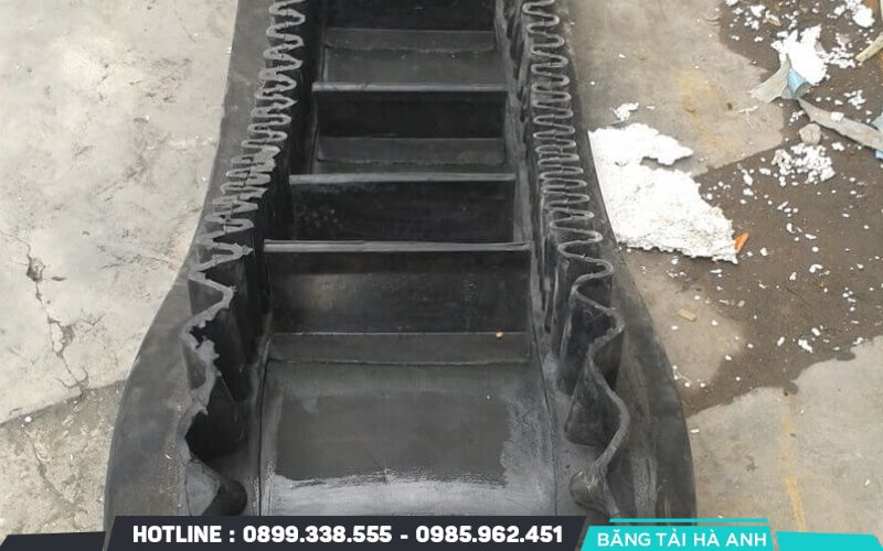 Nguyên lý hoạt động của băng tải cao su tai bèo dựa trên chuyển động tròn của con lăn kéo và con lăn đỡ