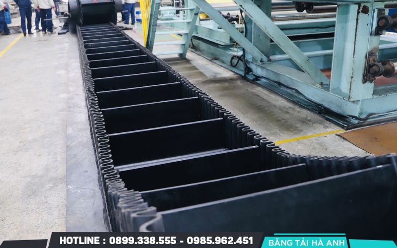 Chi phí sản xuất và bảo trì băng tải khá cao do cấu tạo phức tạp