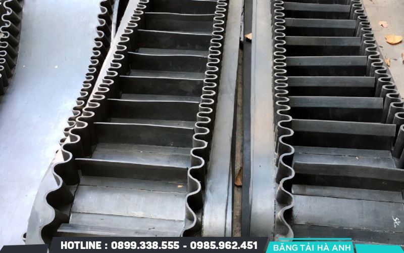Băng tải cao su tai bèo là loại băng tải chuyên dụng, được thiết kế với phần gân tai bèo hai bên