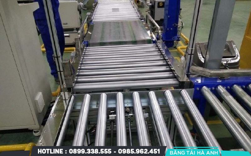 Khi động cơ hoạt động, lực kéo được truyền đến dây băng tải thông qua hệ thống truyền động