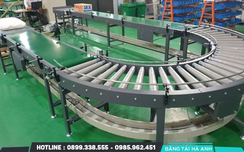 Băng tải con lăn cong mang đến sự linh hoạt trong việc bố trí dây chuyền sản xuất