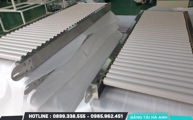Con lăn được làm từ các loại nhựa công nghiệp như PVC, POM, PP, PE... với ưu điểm là trọng lượng nhẹ