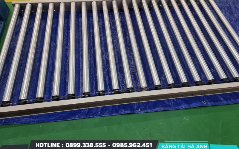 Băng tải con lăn thép là thiết bị truyền tải vật liệu sử dụng hệ thống con lăn làm bằng thép để di chuyển hàng hóa