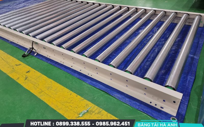 Băng tải con lăn thép có độ bền cao, chịu lực tốt, tiết kiệm chi phí bảo trì