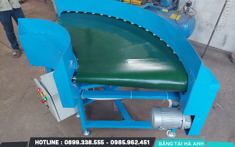 Băng tải cong 90 độ sở hữu nhiều thế mạnh giúp quá trình vận chuyển hàng hóa diễn ra nhanh chóng