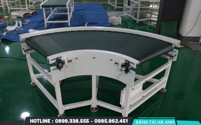Báo giá băng tải cong 90 độ dao động dựa trên nhiều yếu tố liên quan đến cấu tạo và yêu cầu kỹ thuật