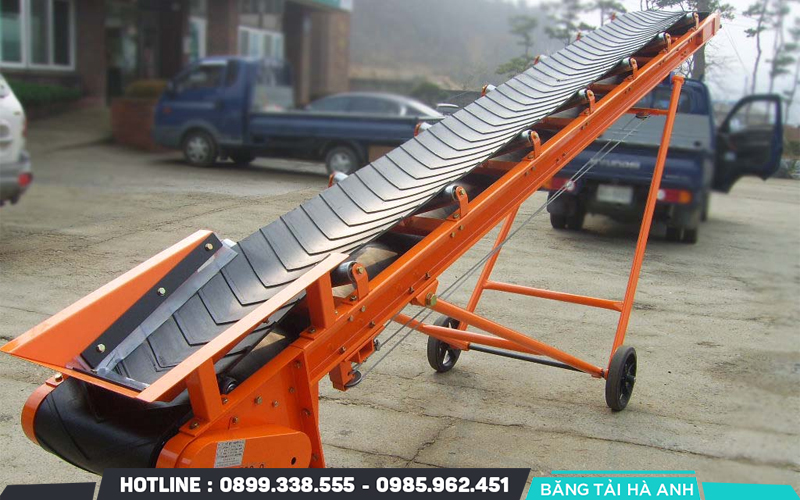 Băng tải di động là thiết bị vận chuyển hàng hóa linh hoạt, được thiết kế có bánh xe