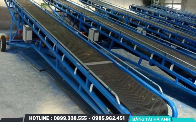 Băng tải di động hoạt động dựa trên cơ chế truyền động động cơ điện đến hệ thống con lăn hoặc dây băng tải