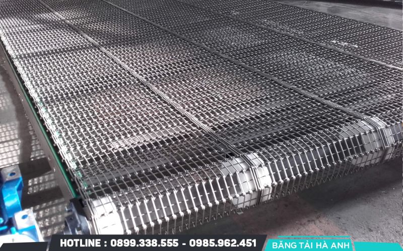 Băng tải lưới inox có giá thành đầu tư ban đầu cao hơn so với các loại băng tải khác
