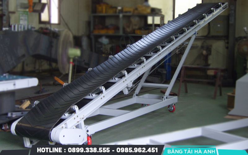 Băng tải nâng hạ là một loại băng chuyền có khả năng thay đổi góc nghiêng của thân băng