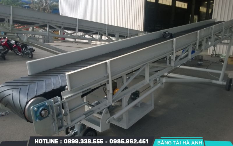 Băng tải nâng hạ được ứng dụng rộng rãi nhờ khả năng vận hành linh hoạt, phù hợp với nhiều lĩnh vực sản xuất