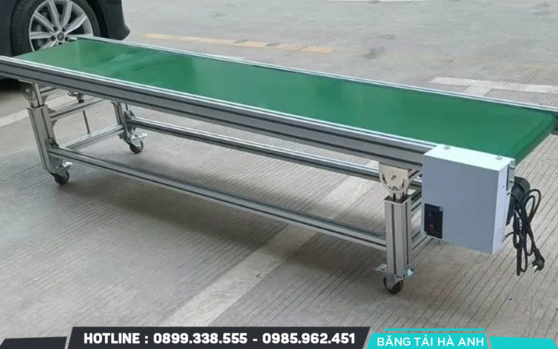 Băng tải PVC xanh có thiết kế chắc chắn, linh hoạt và thích hợp cho nhiều môi trường sản xuất