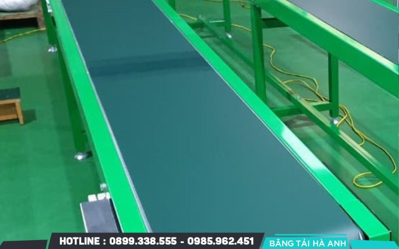 Băng tải PVC xanh được sử dụng rộng rãi nhờ tính linh hoạt, phù hợp với nhiều ngành sản xuất