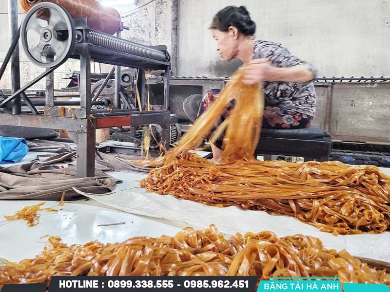 Sau khi tráng, bánh được cắt và tạo hình theo kích thước và hình dạng mong muốn