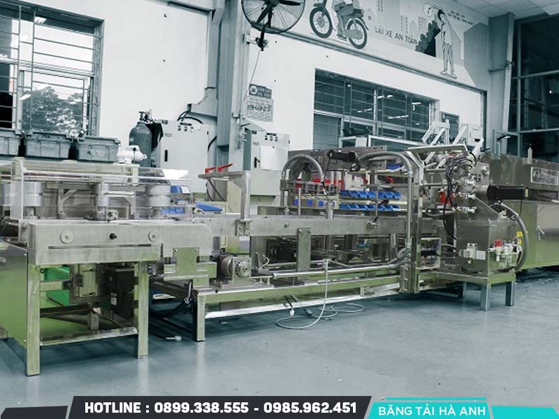 Bánh đa được đưa vào hệ thống đóng gói tự động giúp bảo vệ bánh khỏi tác động môi trường