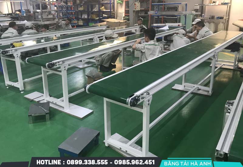 Băng tải PVC được sử dụng để vận chuyển nguyên liệu sạch hoặc cám viên thành phẩm
