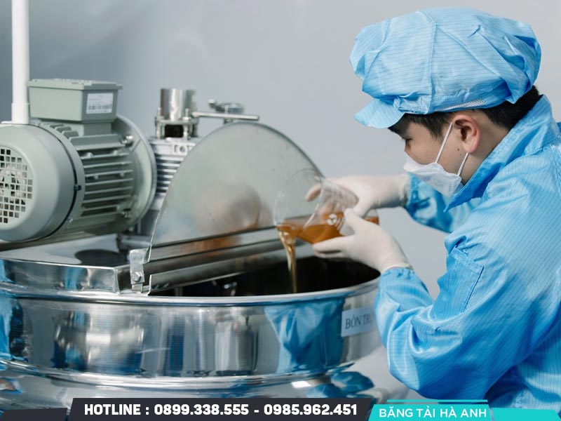 Hỗn hợp nguyên liệu sau khi được chuẩn bị sẽ được làm nóng trong nồi nấu chuyên dụng