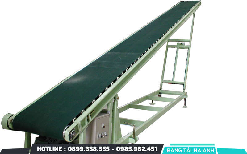 Băng tải PVC được sử dụng để vận chuyển nguyên liệu thô, như lá trà, hoặc các túi trà