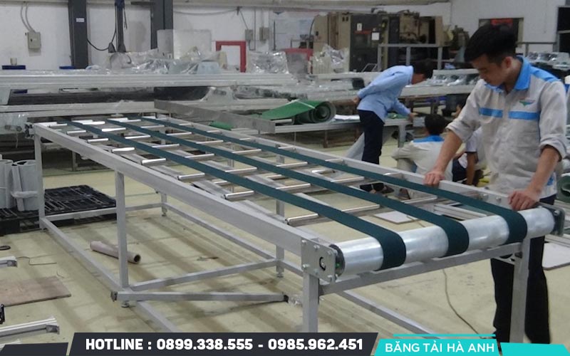 Kỹ thuật viên tiến hành kiểm tra con lăn, băng tải và các bộ phận khác