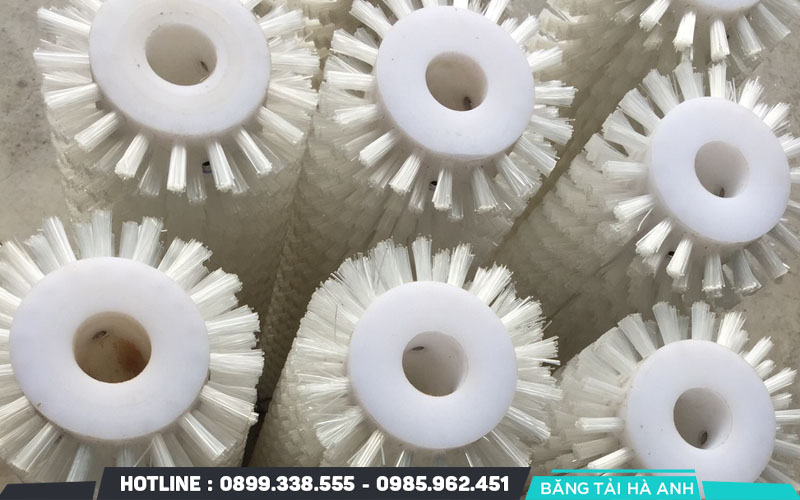 Con lăn vệ sinh băng tải là một thiết bị quan trọng trong hệ thống băng tải
