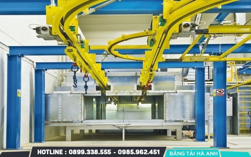 Băng tải xích treo mang đến nhiều lợi ích cho các doanh nghiệp, nhà xưởng