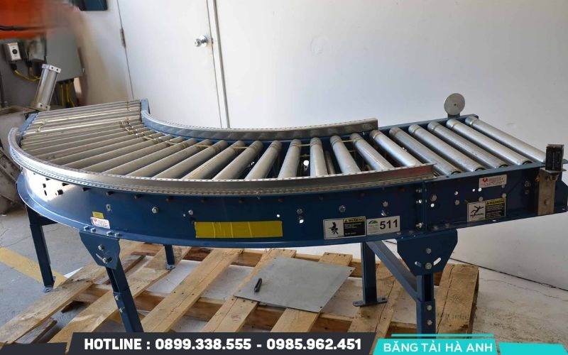 Dàn con lăn cong là một dạng băng tải được dùng trong hệ thống vận chuyển hàng hóa có lối đi hẹp