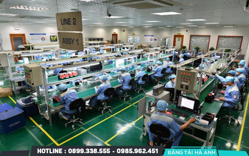 Băng tải được sử dụng để di chuyển sản phẩm qua từng trạm lắp ráp
