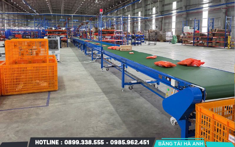 Băng tải trong ngành logistics là hệ thống thiết bị cơ khí được thiết kế để tự động hóa quá trình vận chuyển hàng hóa