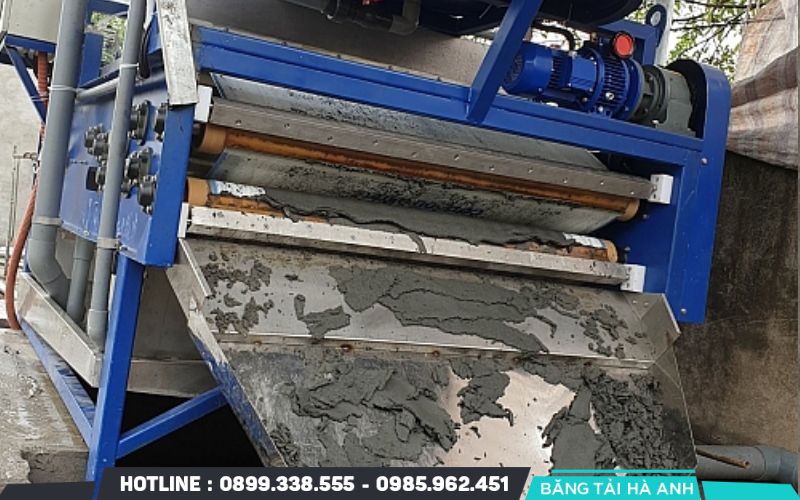 Băng tải ép bùn hoạt động theo nguyên lý cơ học kết hợp áp lực nén tuần tự để tách nước ra khỏi bùn thải