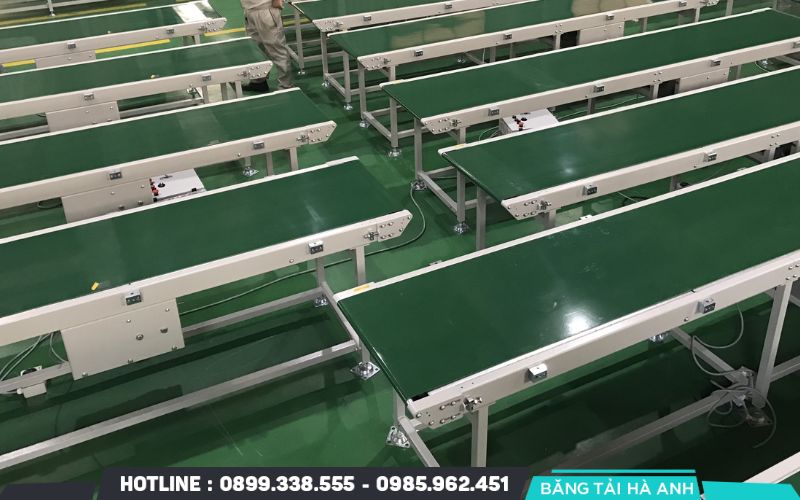 Băng tải là hệ thống vận chuyển tự động, giúp di chuyển hàng hóa một cách liên tục trong dây chuyền sản xuất