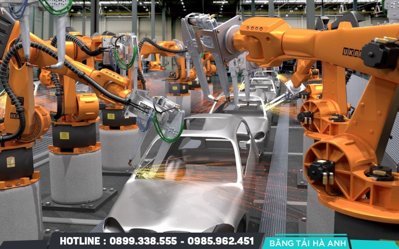Trong sản xuất ô tô, tự động hóa được sử dụng để hàn khung xe, sơn phủ, lắp ráp linh kiện
