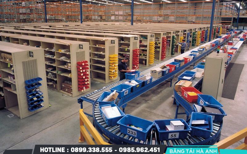 Băng tải logistics dùng để vận chuyển hàng hóa tự động trong các kho bãi