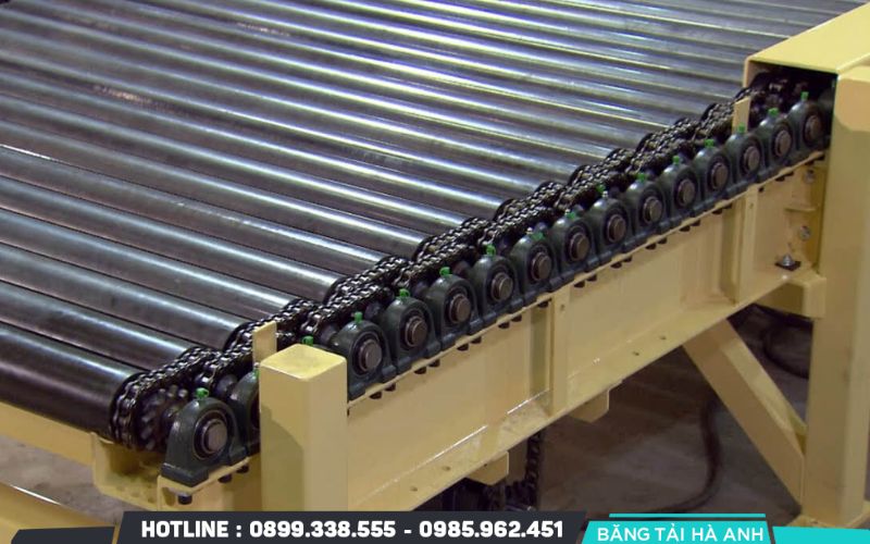 Băng tải xích là loại băng tải sử dụng chuỗi mắt xích bằng kim loại hoặc nhựa kỹ thuật để truyền động