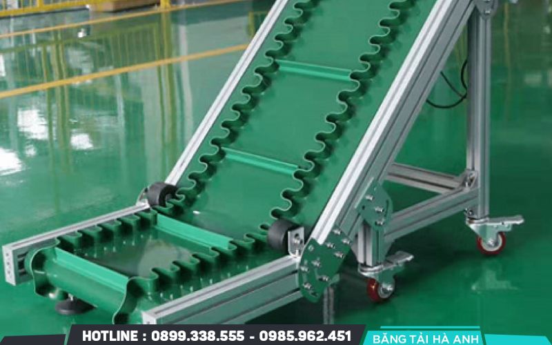 Băng tải tai bèo có thiết kế chuyên biệt giúp vận chuyển vật liệu an toàn và hiệu quả trên địa hình dốc hoặc đứng
