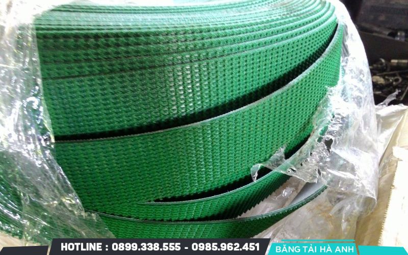 Bề mặt băng tải được gắn các gai nổi hoặc gân nổi giúp tăng ma sát, cố định sản phẩm trong quá trình vận chuyển