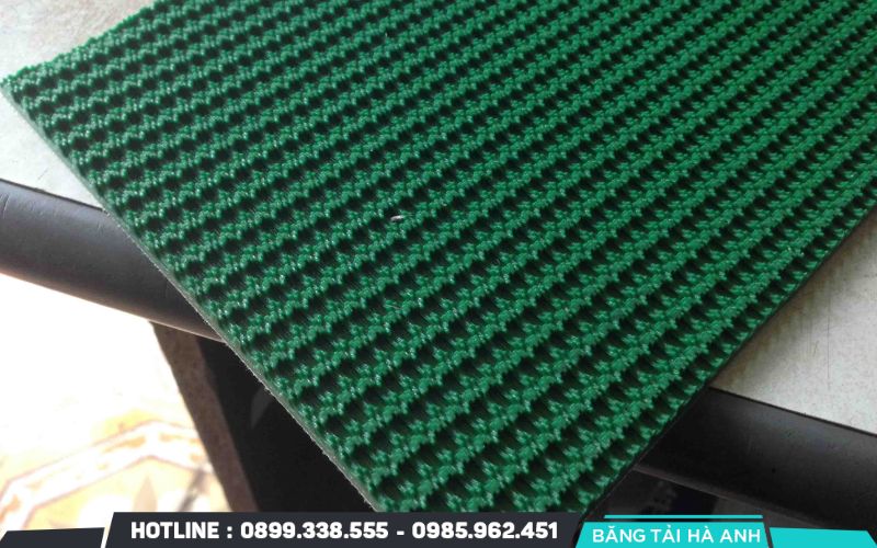 Băng tải gai là loại băng tải công nghiệp được thiết kế với bề mặt có các gai nổi hoặc gân nổi