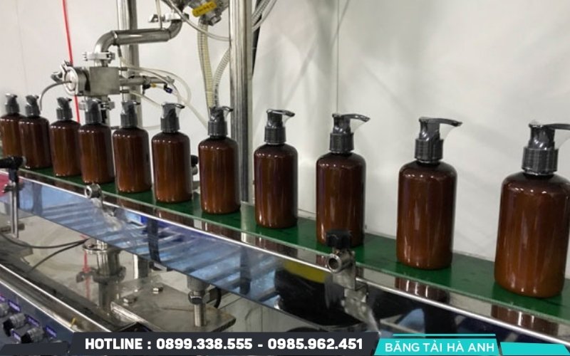 Băng tải vận chuyển có nhiệm vụ kết nối và di chuyển sản phẩm từ công đoạn này sang công đoạn khác