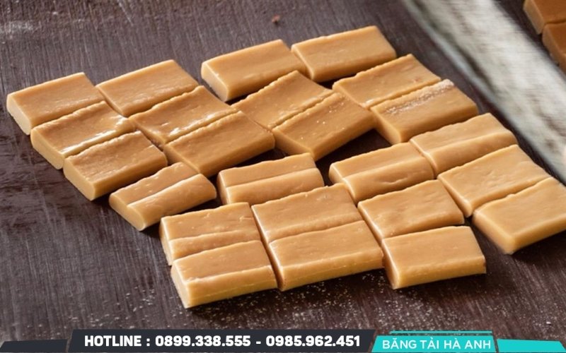 Sau khi kẹo đã nguội và đông cứng, người thợ sẽ dùng dao hoặc máy cắt chuyên dụng