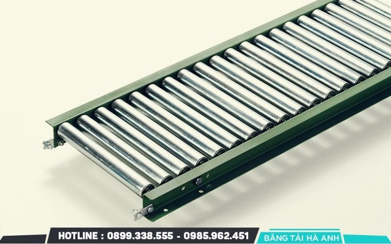 Băng tải con lăn được dùng để di chuyển thùng carton chứa sản phẩm đến khu vực lưu kho hoặc xuất hàng
