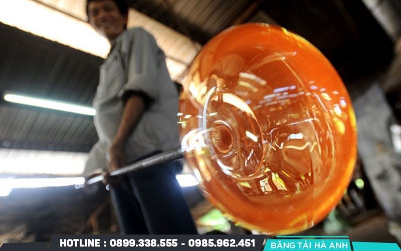 Thủy tinh lỏng được nung chảy ở nhiệt độ 1500°C